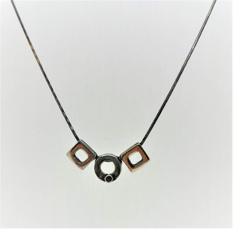 Beautiful necklaces and pendants with moon and star charms for a dreamy effect-Necklace - Squares and circle with Garnet